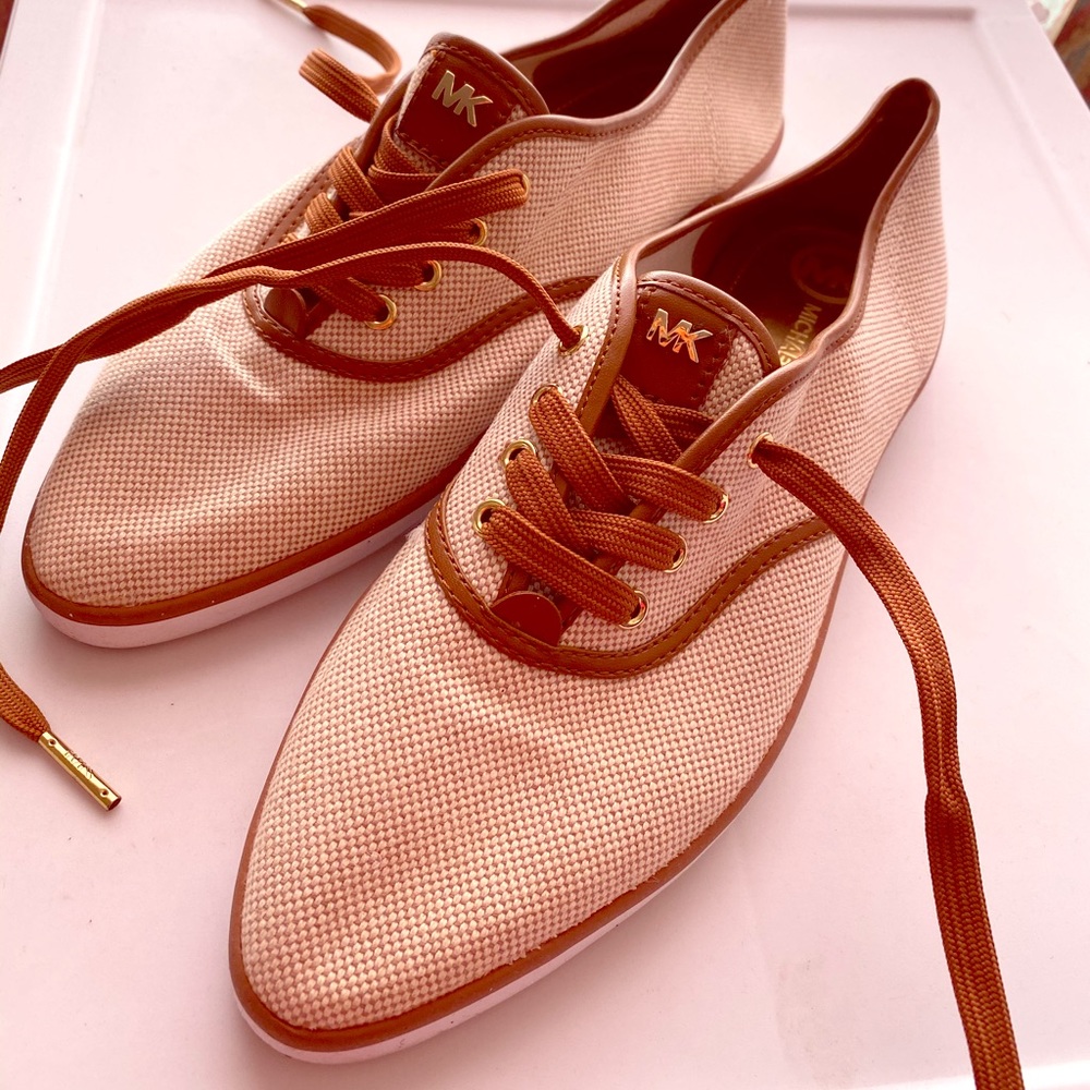 Flat shoes.